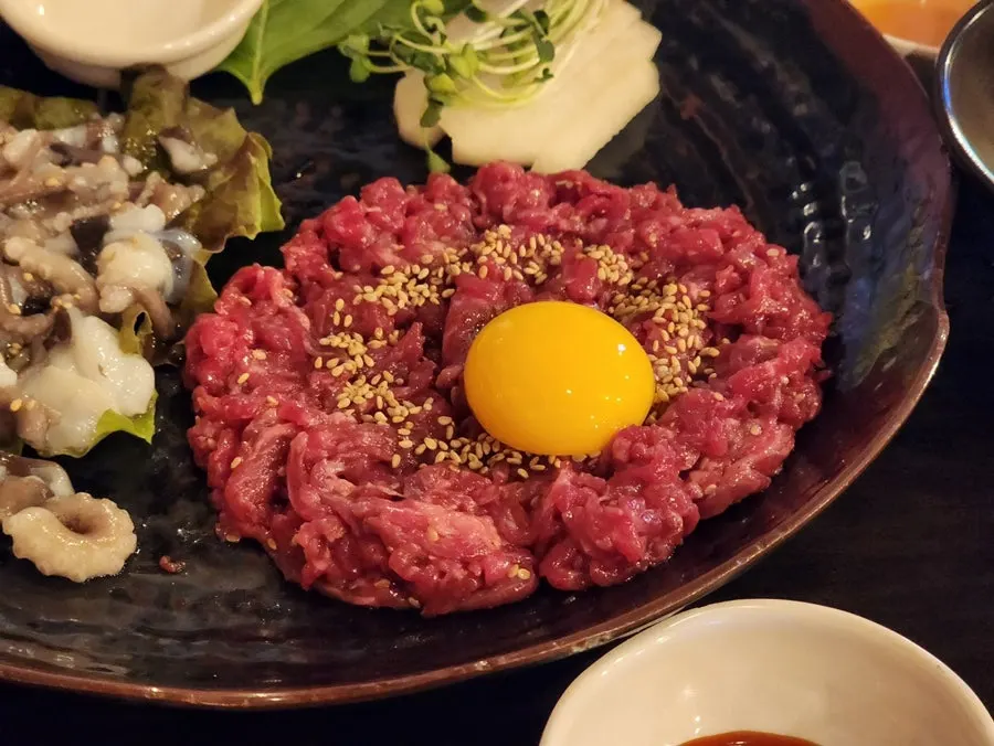 흑임자 소스와 육회