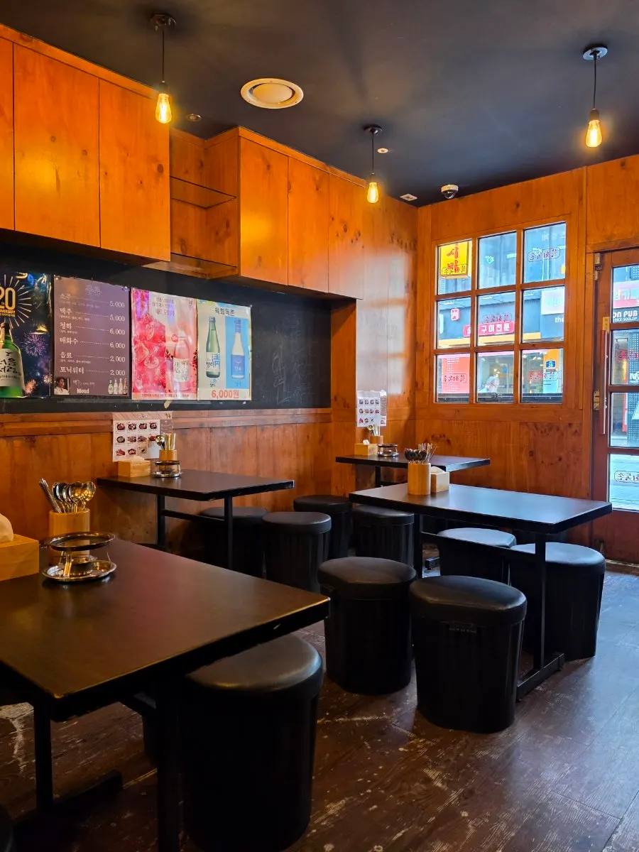 Interior of Yukhoe Dokjon