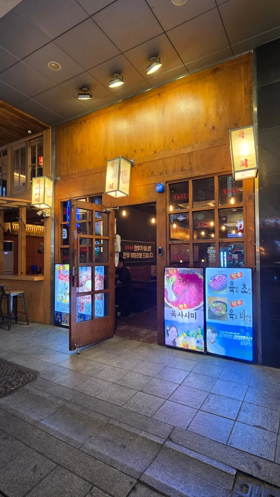 Restaurant atmosphere with an izakaya feel