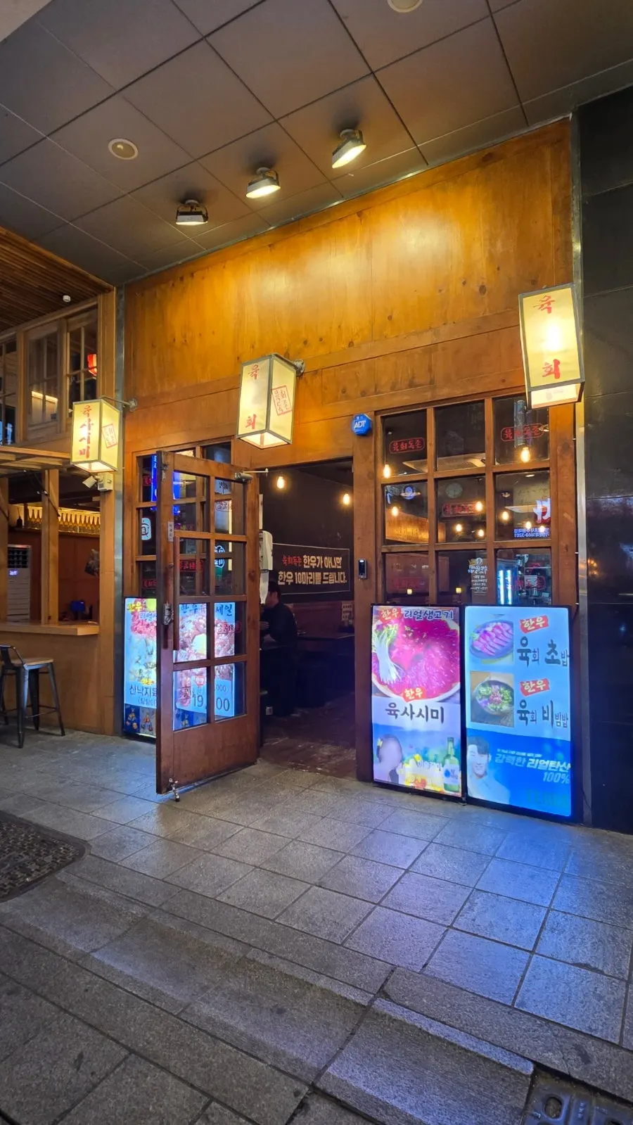 立ち飲み屋風の店内の雰囲気