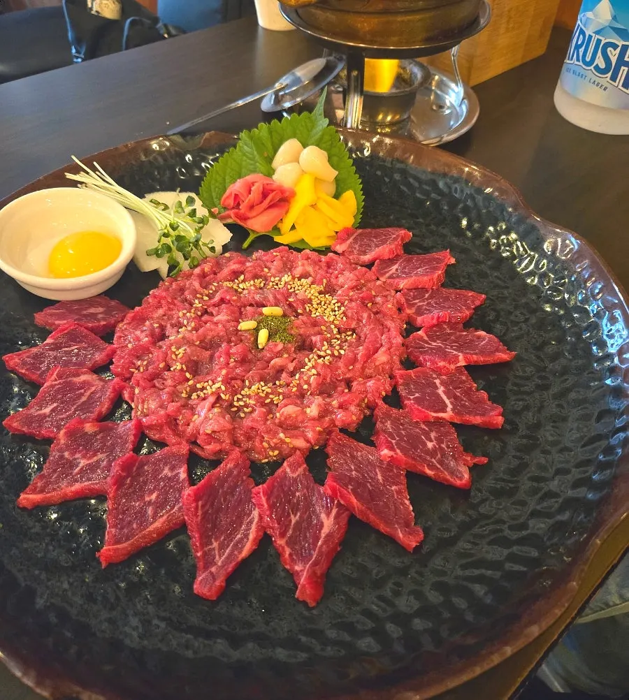 노른자를 올린 한우육회모듬 한 접시