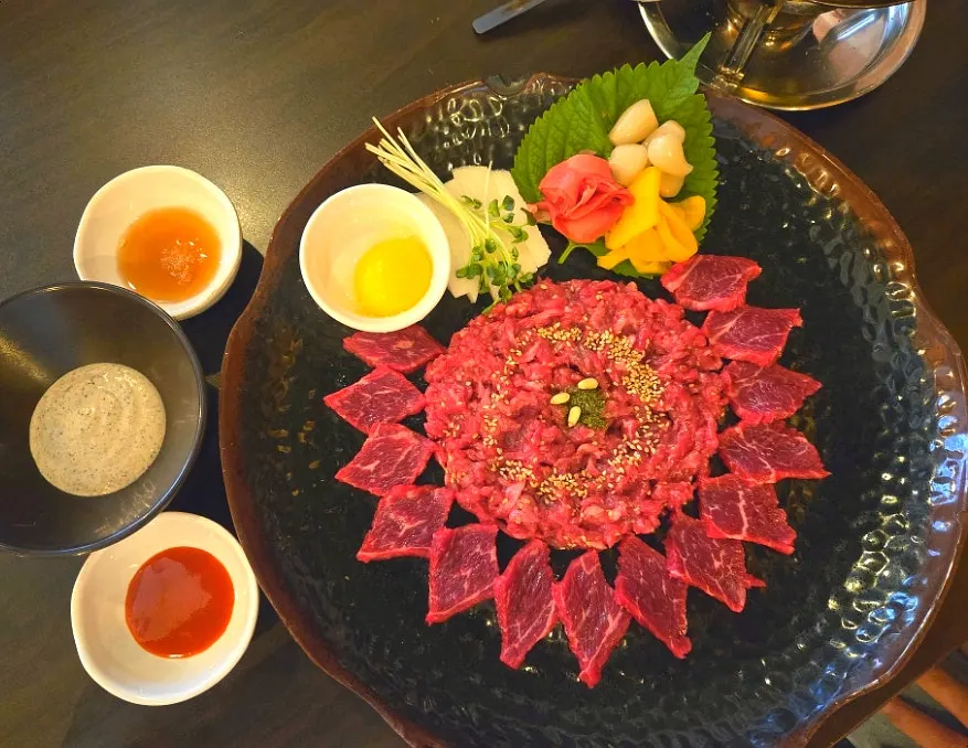 무순과 배를 곁들인 한우육회