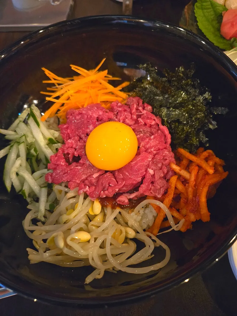 노른자를 올린 한우육회비빔밥
