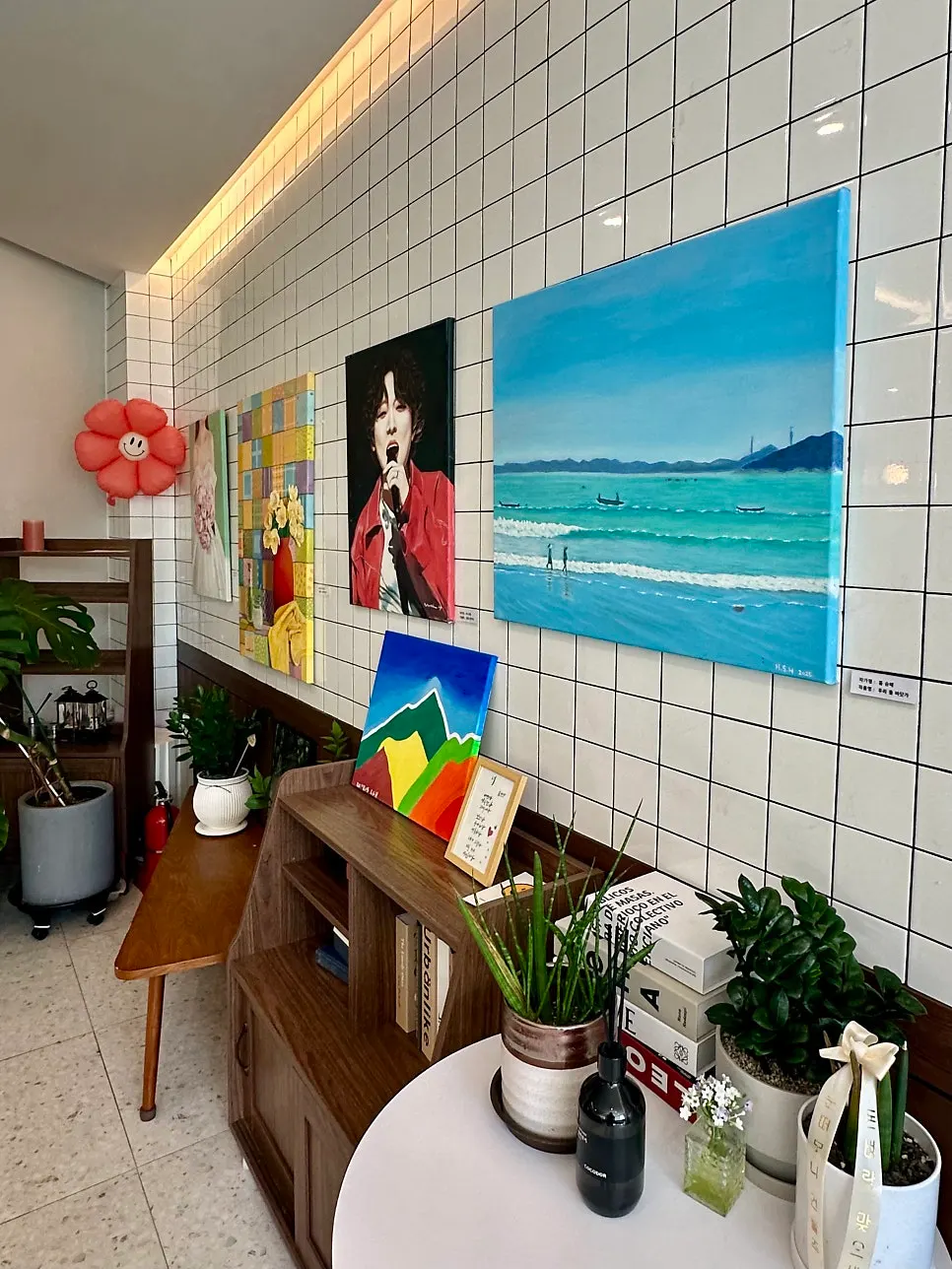 Café area with paintings and coloring activities