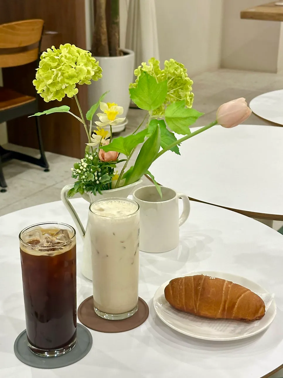 Iced Americano, misugaru, and salt bread