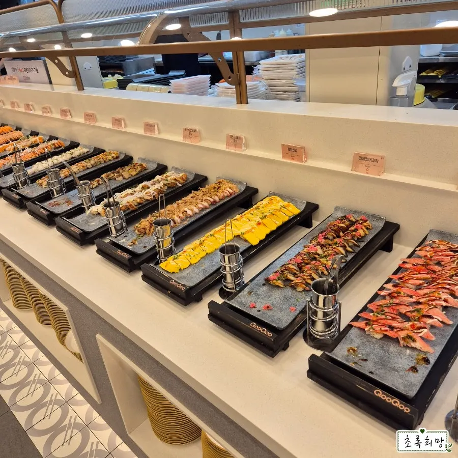 Kuu Kuu Gold's varied food selection area