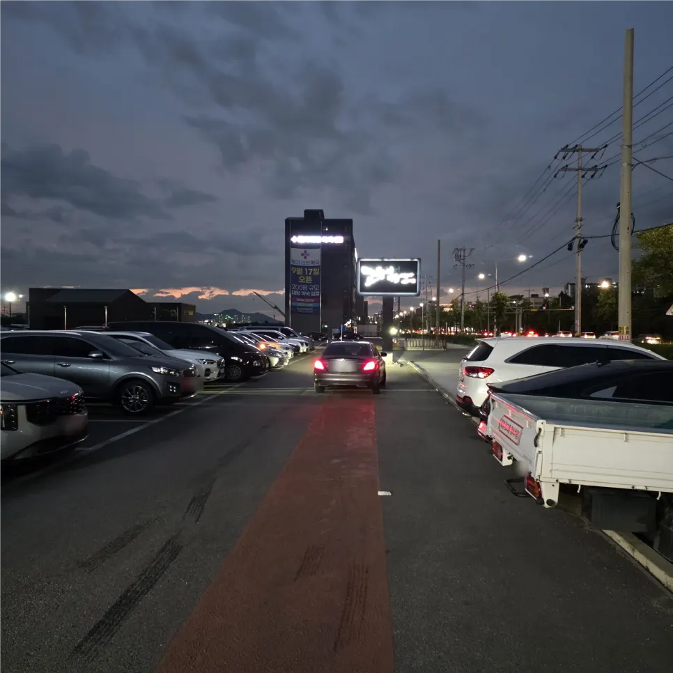 Wide dedicated parking lot in front of the restaurant