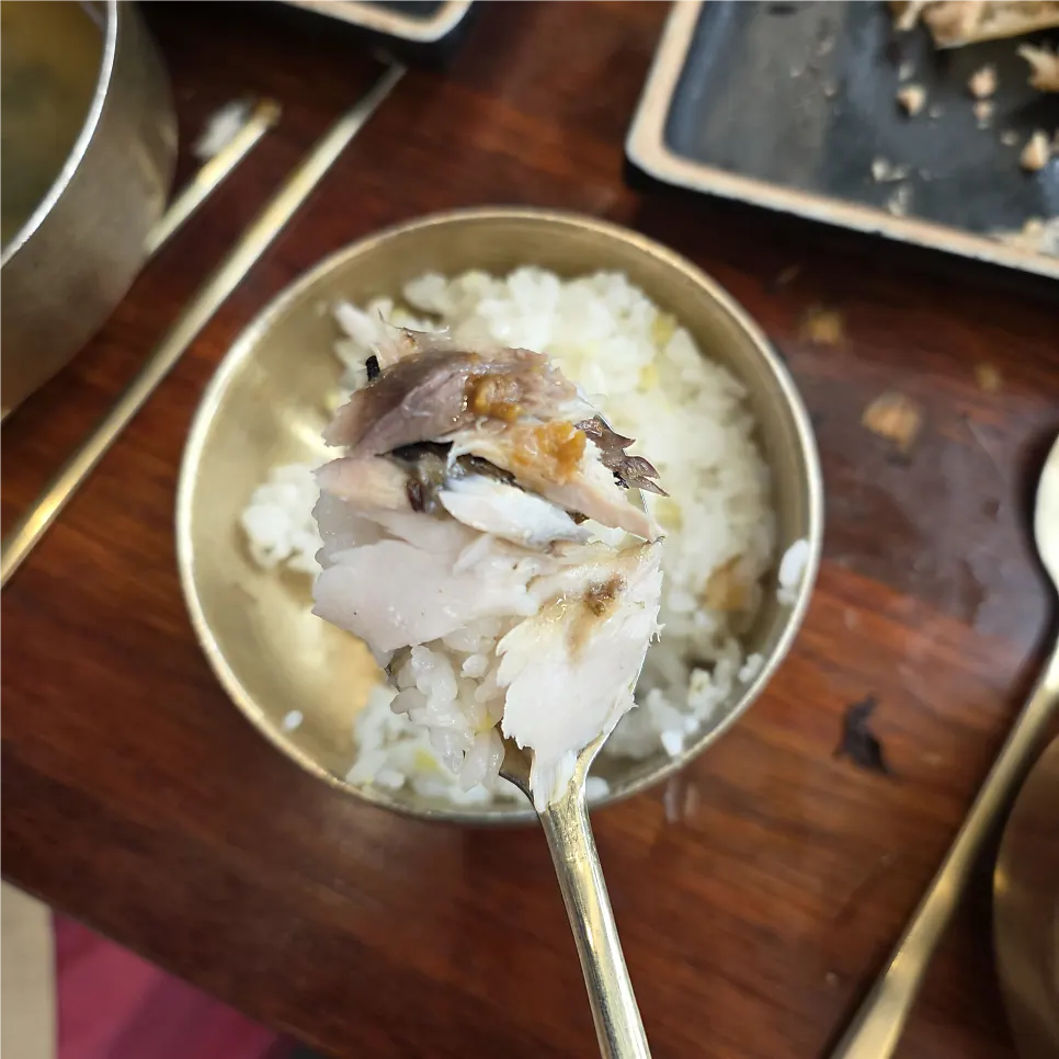 Grilled Spanish mackerel with flesh pulled apart by chopsticks