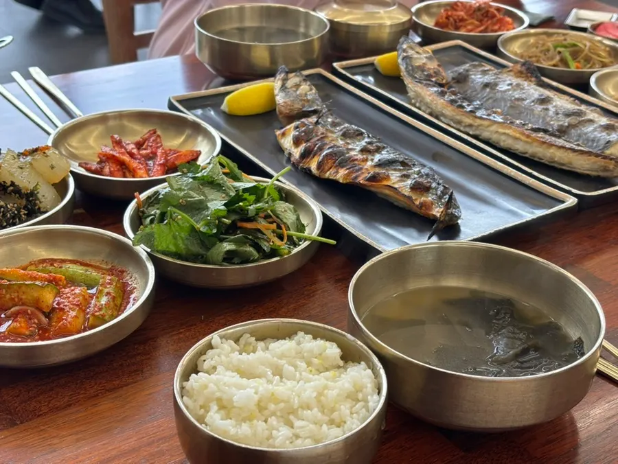 Two servings of grilled mackerel and one of grilled Spanish mackerel served together