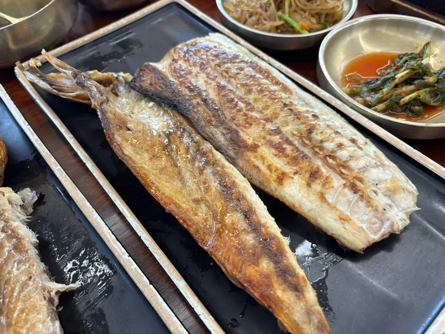 Close-up of golden-grilled mackerel skin