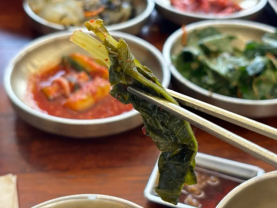 Mukmuchim topped with seaweed flakes and chamnamul salad