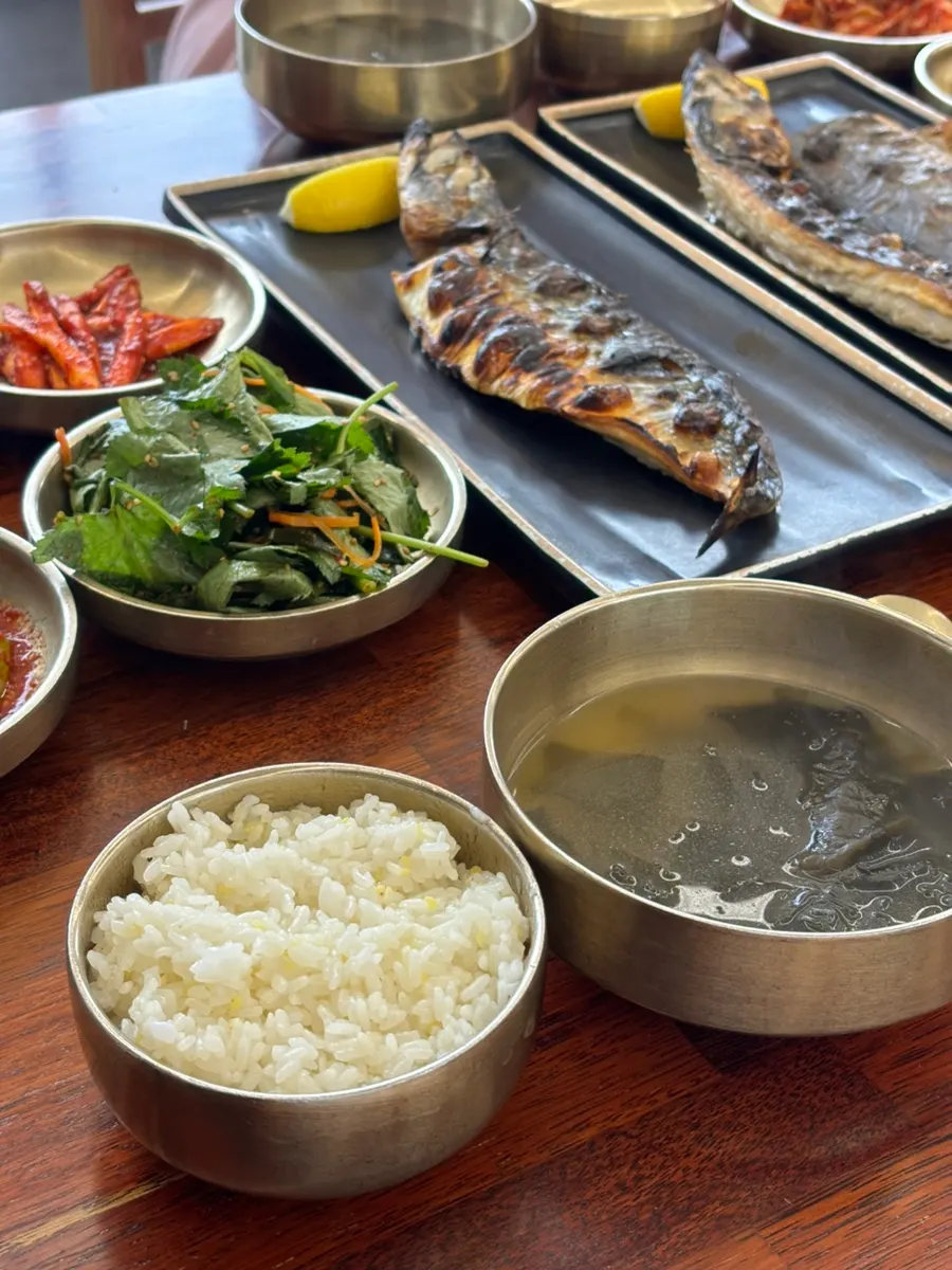 Rich seaweed soup with mixed-grain rice