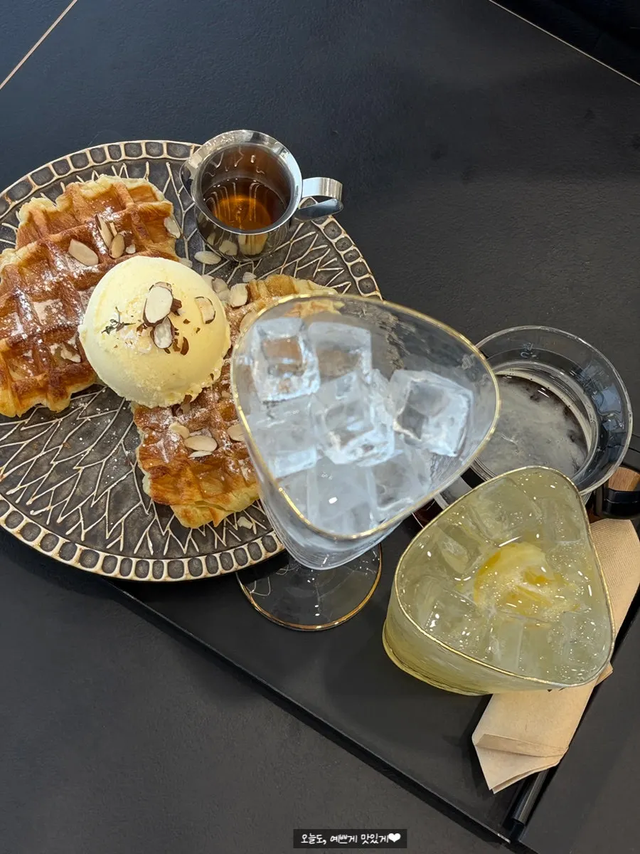 Order of an ice cream croffle and drinks
