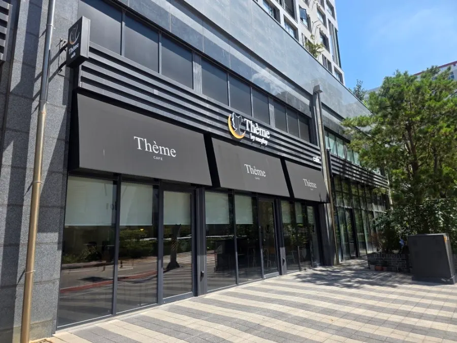 Entrance and signage at Tteum Café Suwon Station