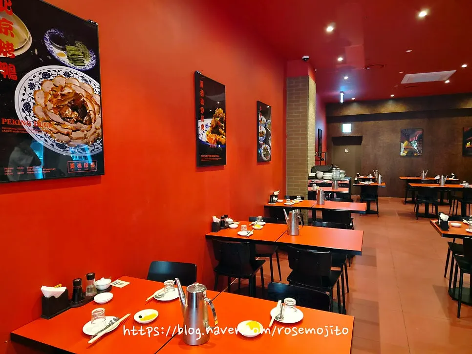 Red-accented interior of Mirim Yangjang