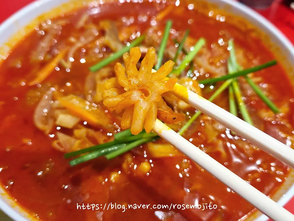 Octopus and pinecone-cut squid in the jjamppong