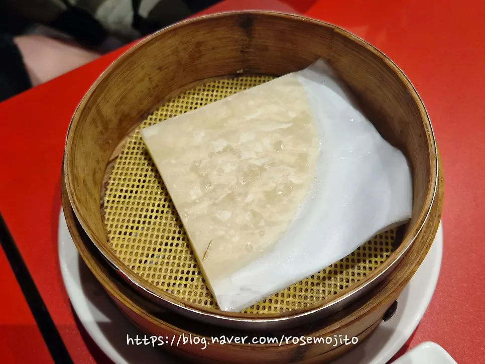 Golden-brown roasted Peking duck skin