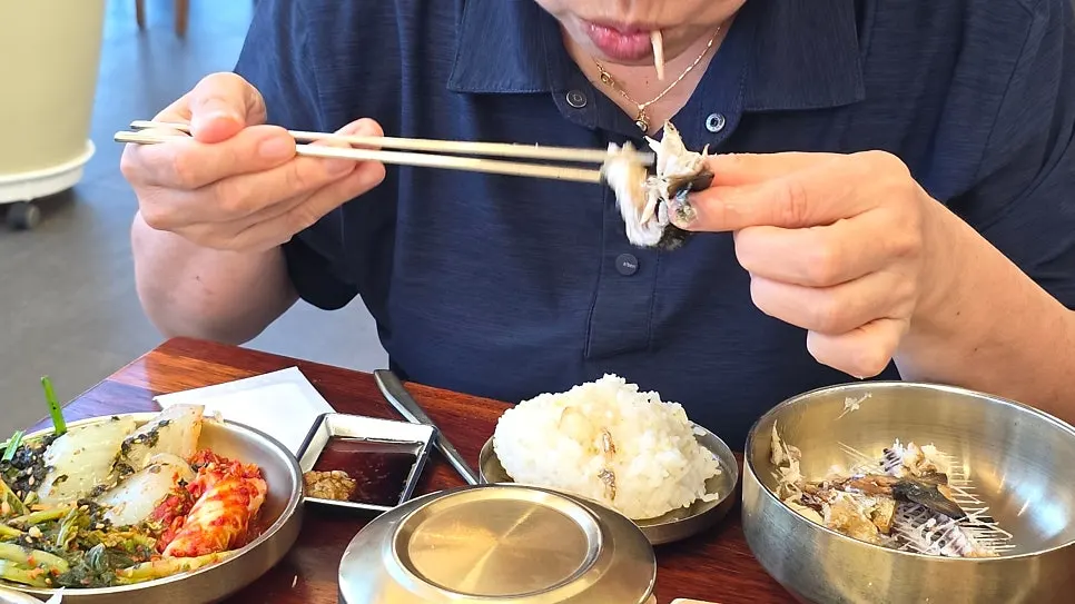 가족외식 중인 식탁 위 생선구이 상차림