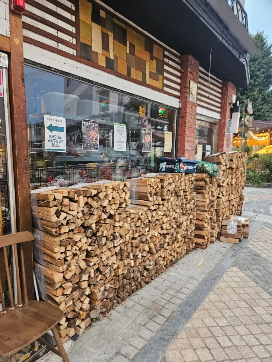 Whole-chicken restaurant interior suitable for group visits