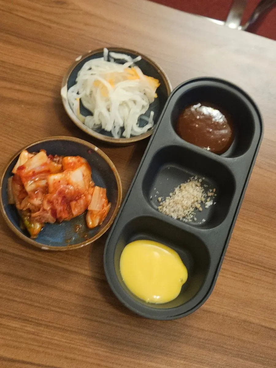 Spacious interior of Haenggung Jangjak Hanbang Tongdak