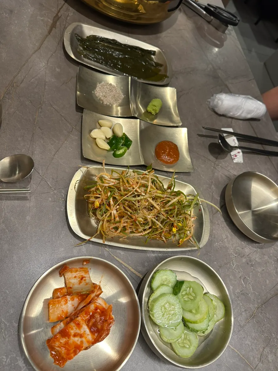 소금과 와사비가 놓인 기본 상차림