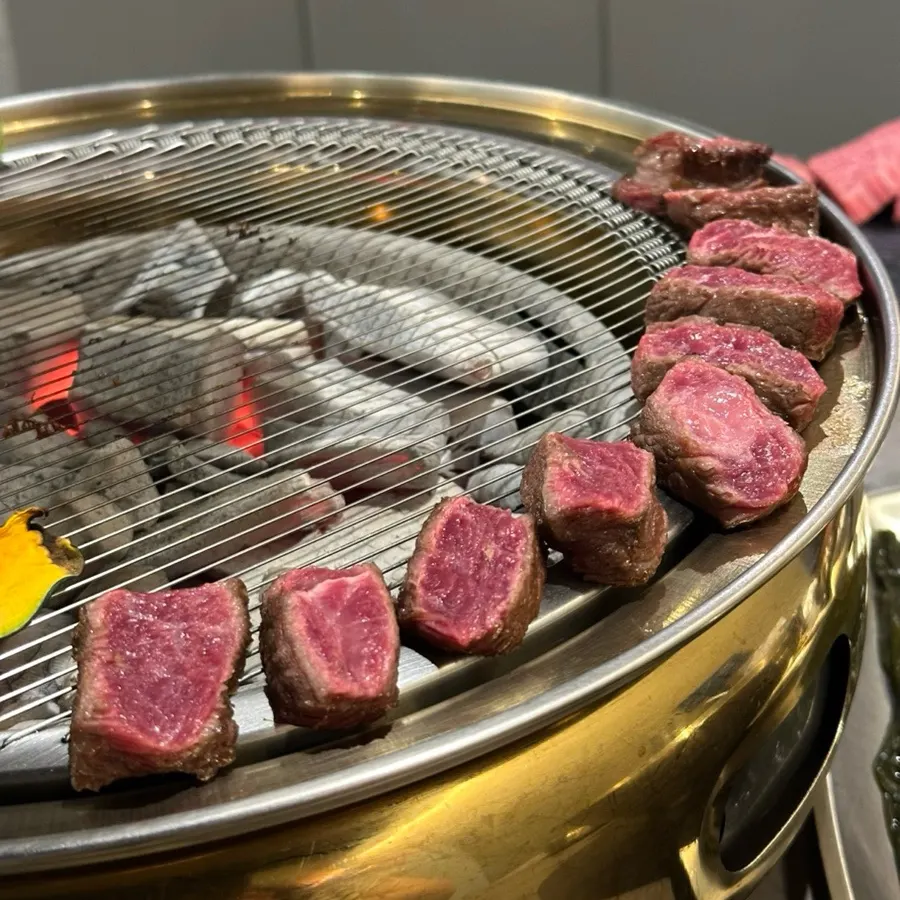 구워진 한우 등심 한 점