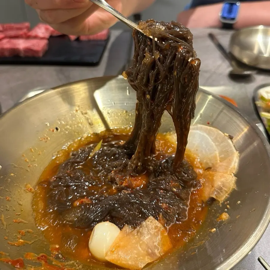 육수를 부어 비빈 코다리비냉