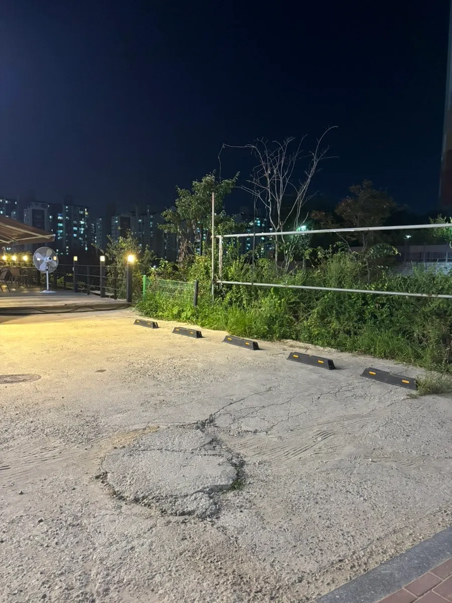 평일 저녁 여유로운 보리옥 본점 주차 공간