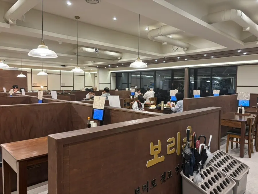 우드 톤 인테리어의 보리옥 본점 홀 내부