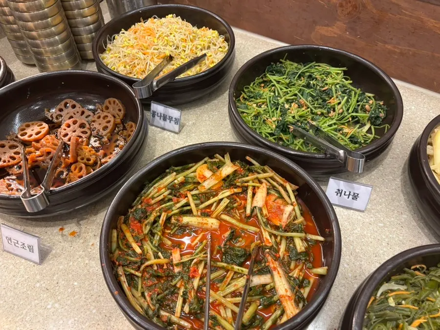 상추와 깻잎 등 쌈 채소가 놓인 셀프바