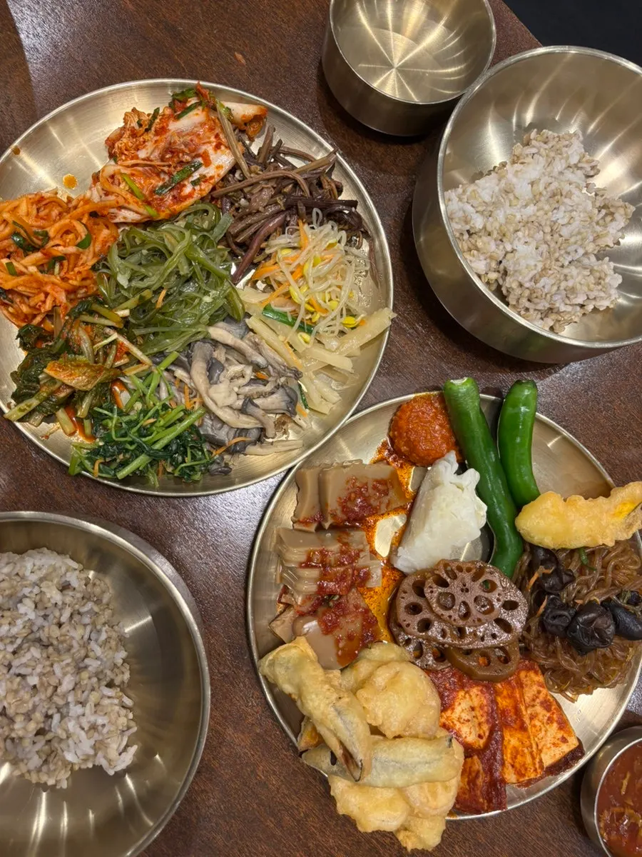 나물 반찬을 가득 담은 보리밥 정식 상