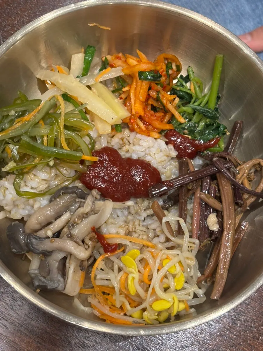 테이블에 놓인 수제 고추장과 참기름