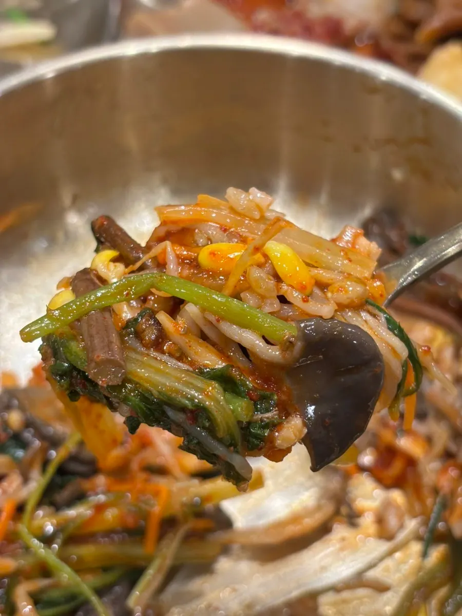 고추장과 참기름을 두른 보리밥 그릇