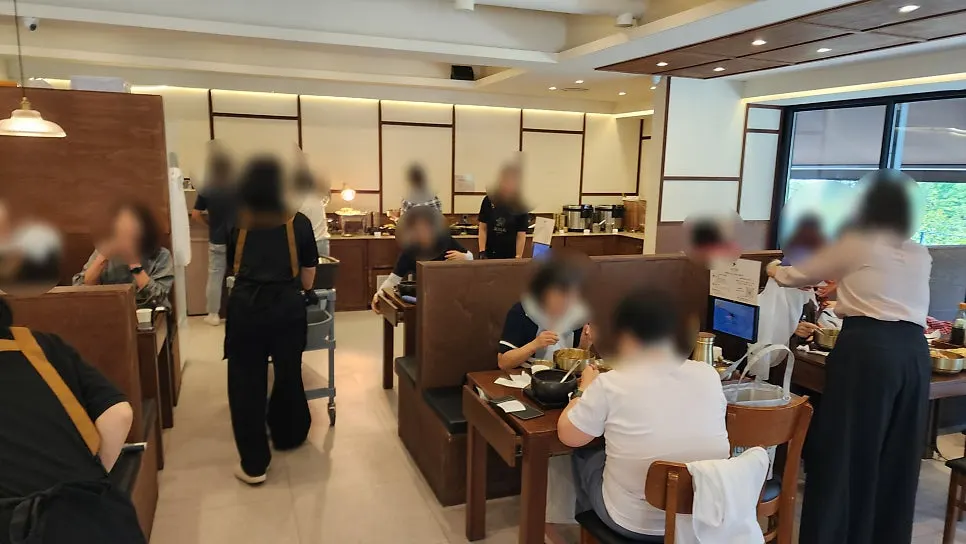 손님으로 가득 찬 보리옥 본점 홀