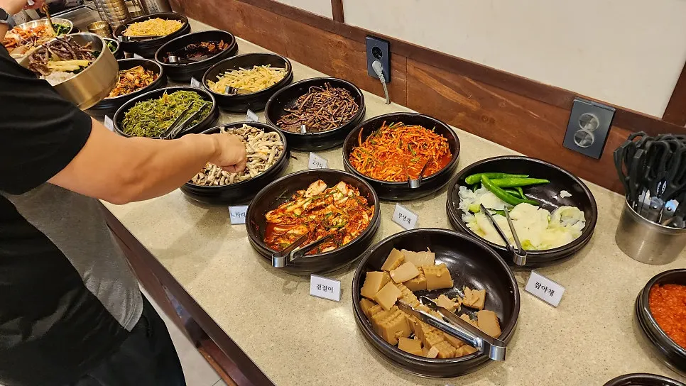 셀프바에 놓인 나물과 도토리묵, 쌈채소