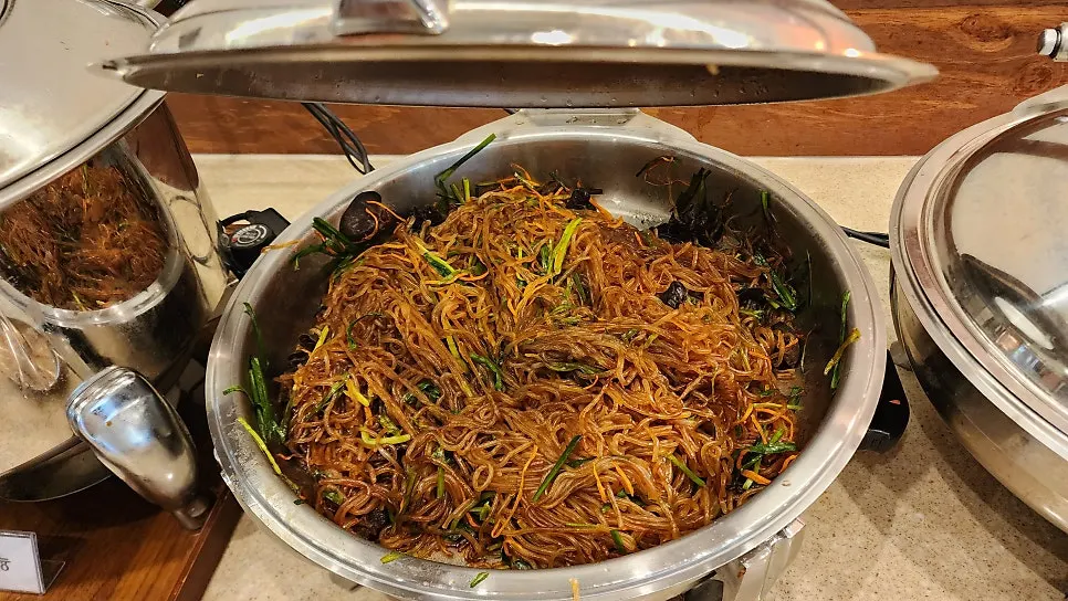 셀프바에서 담아온 비빔 재료 접시