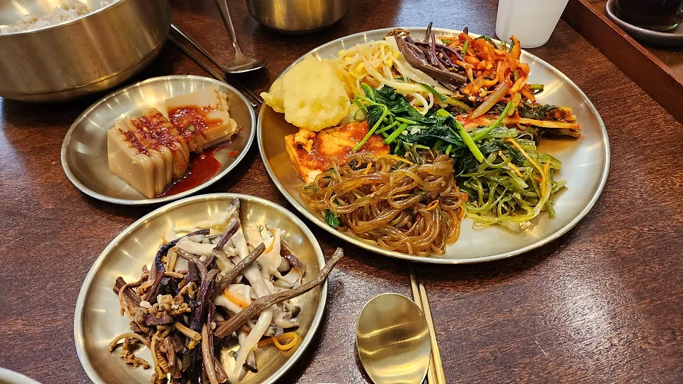 색색의 나물 반찬을 담은 접시