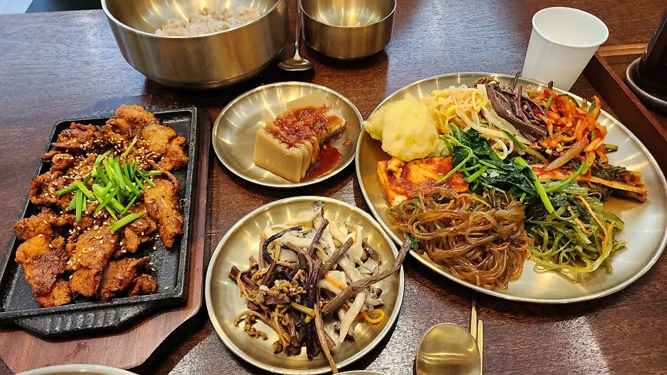 기본 반찬이 세팅된 한 상