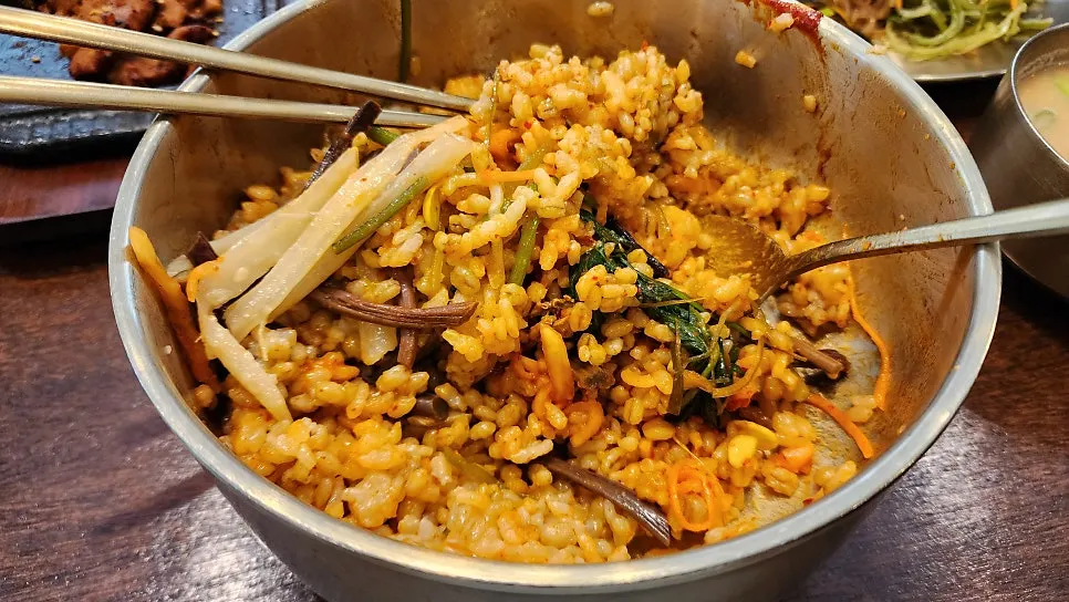 숟가락으로 뜬 보리비빔밥 한 술