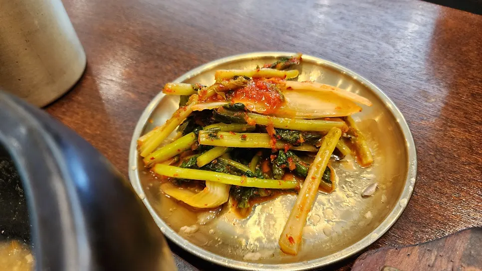 비빔밥과 제육을 함께 먹는 식사 장면
