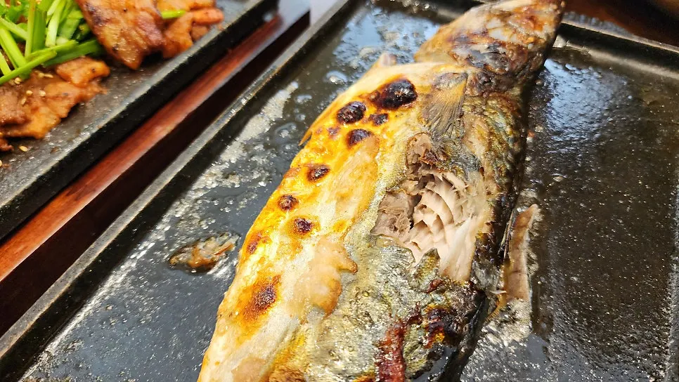 정식에 함께 나온 고등어 반 마리 구이