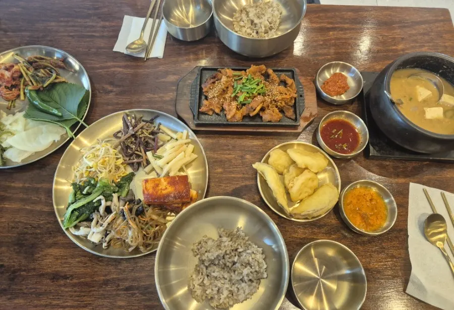 반찬을 골고루 담은 한정식 한상차림