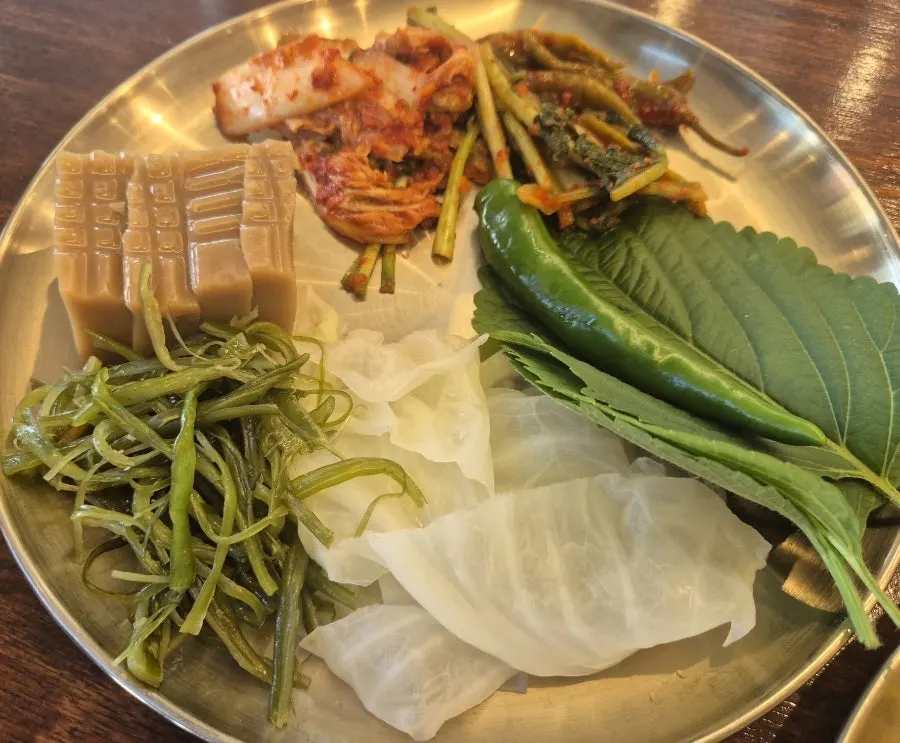 도토리묵과 미역줄기, 양배추쌈, 깻잎 접시