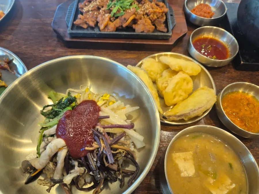 고추장을 넣어 비빈 보리비빔밥