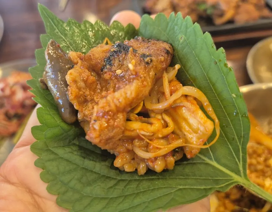 깻잎에 제육을 올린 쌈