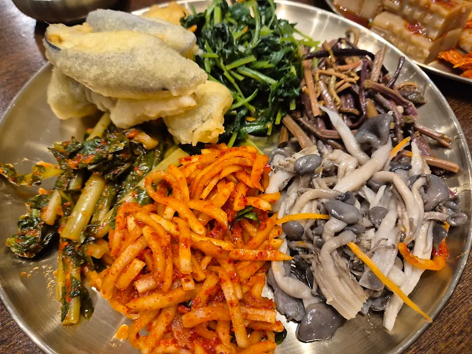 반찬을 담아온 접시와 보리밥