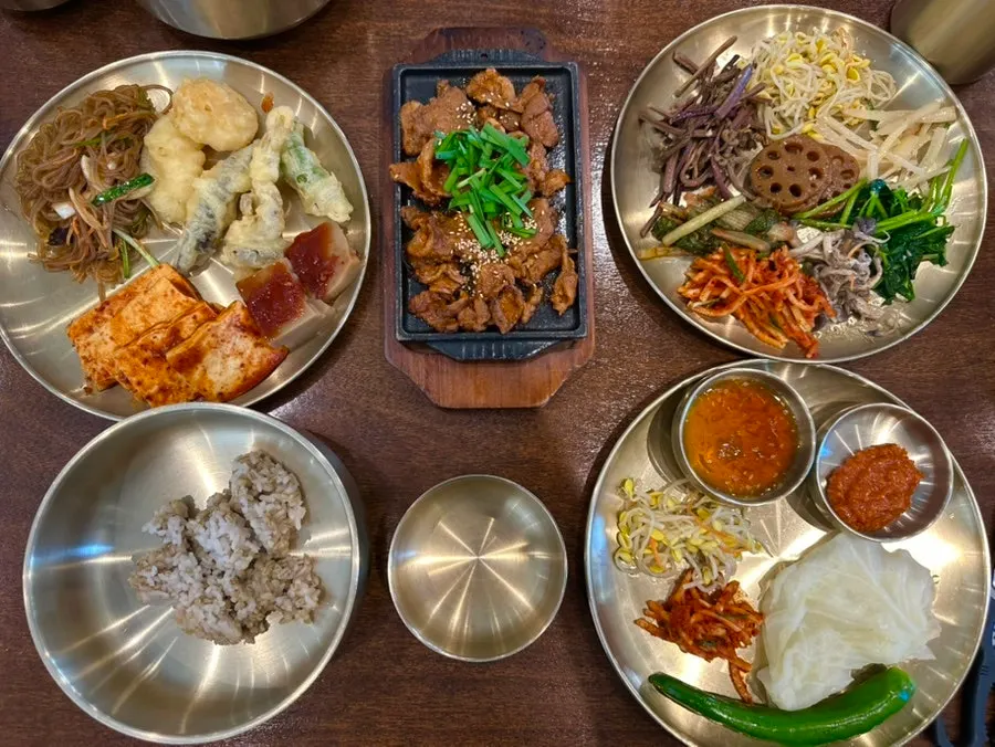 The full barley rice gochujang pork set