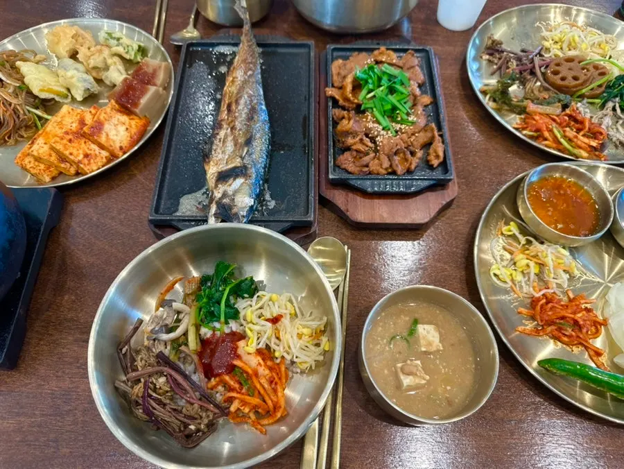 Grilled mackerel served on a hot plate