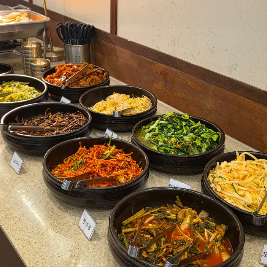 도토리묵과 김치, 튀김이 담긴 반찬 접시