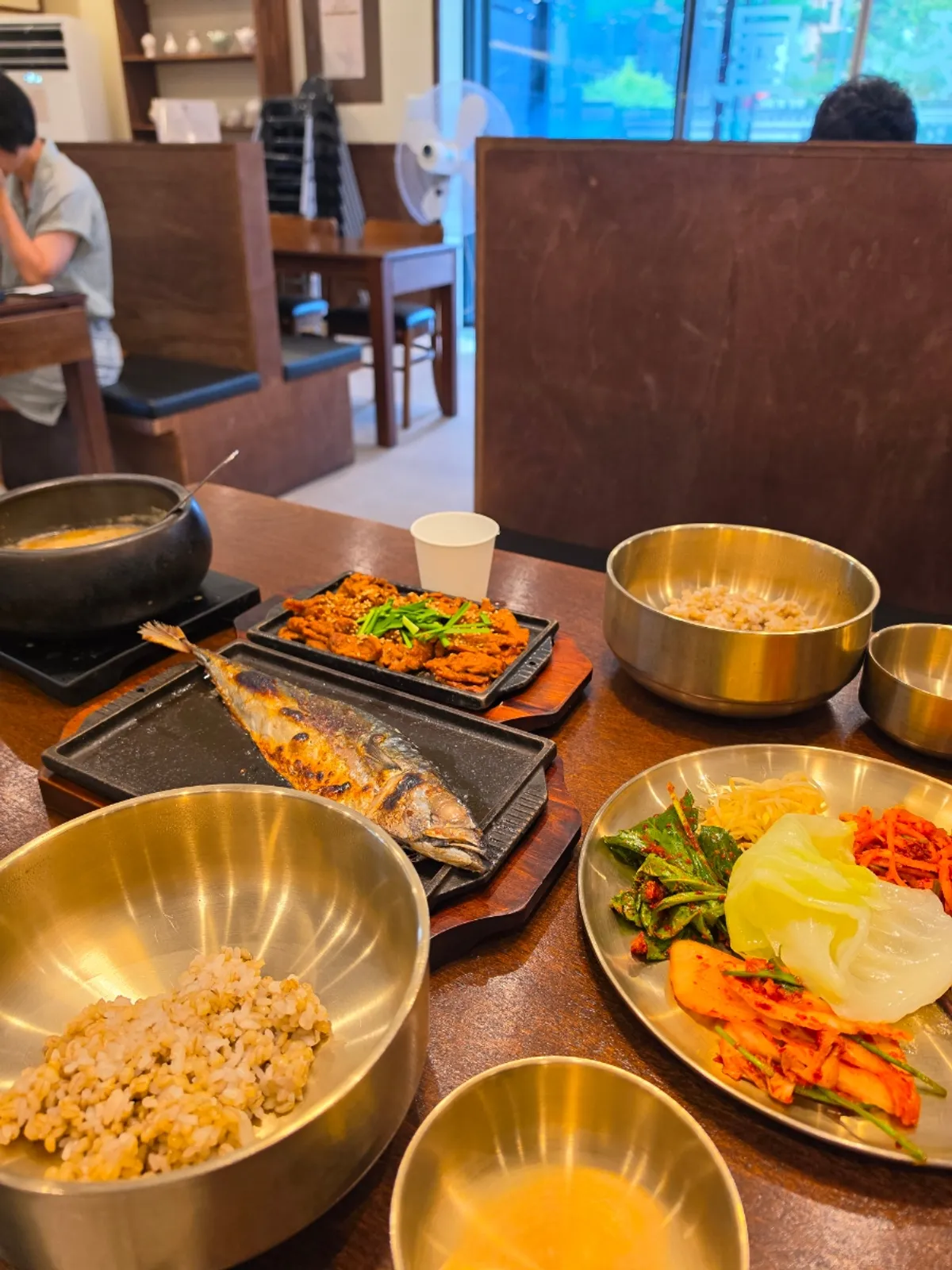 보리밥 정식과 반찬으로 차려진 한 상
